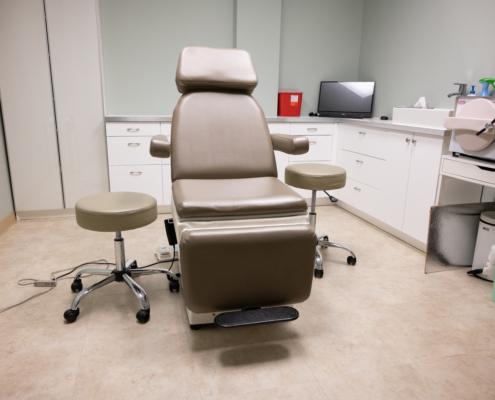 Chair and equipment in eye doctor room